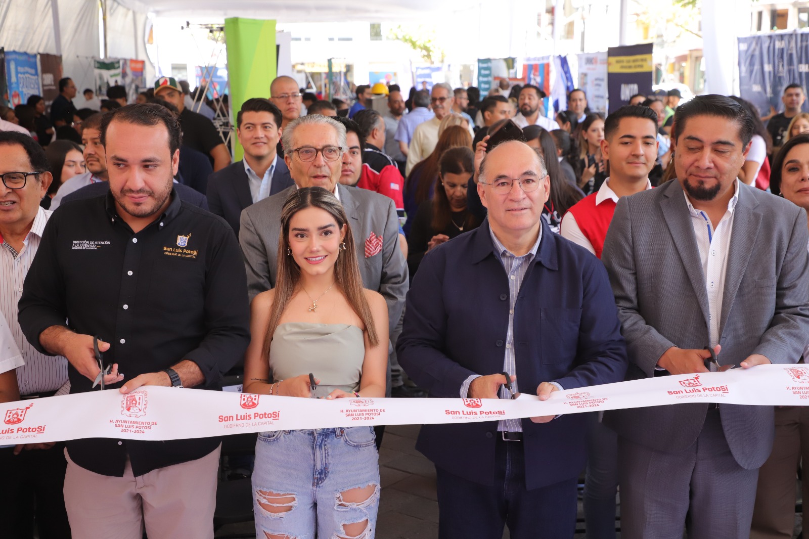 Alcalde Galindo duplica número de becas para que jóvenes continúen sus estudios, al poner en marcha la Feria Universitaria