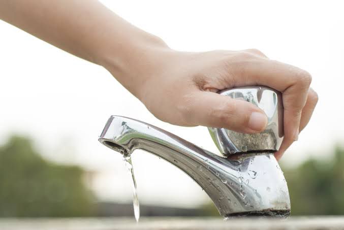 Cerrar la llave principal de agua