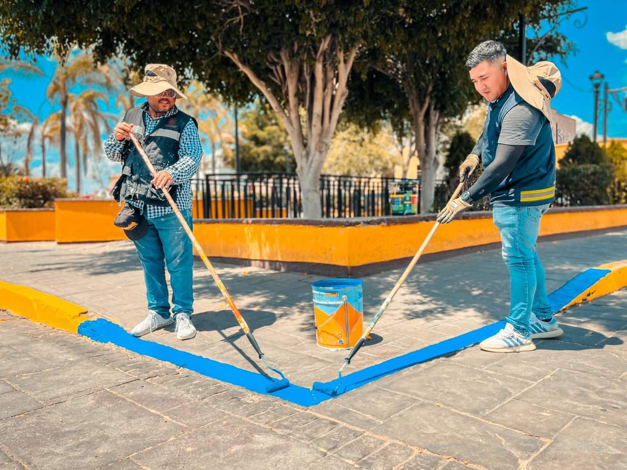 Ayuntamiento de SLP brinda mantenimiento a la Plaza del Milenio