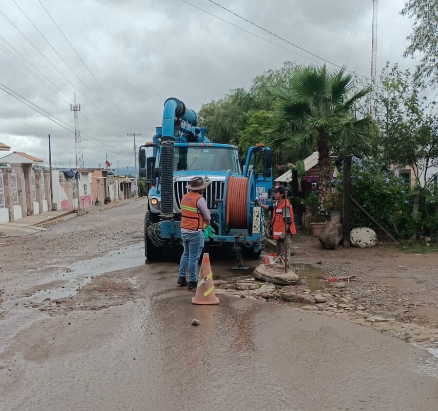 Desazolve en comunidades de La Pila