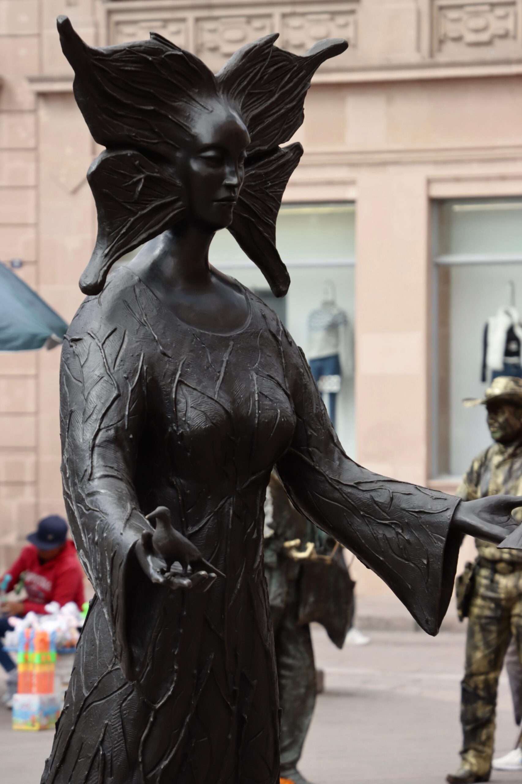 El corazón del Centro Histórico, engalanado con muestra “Caminando con el Arte”, del escultor Alejandro Velasco