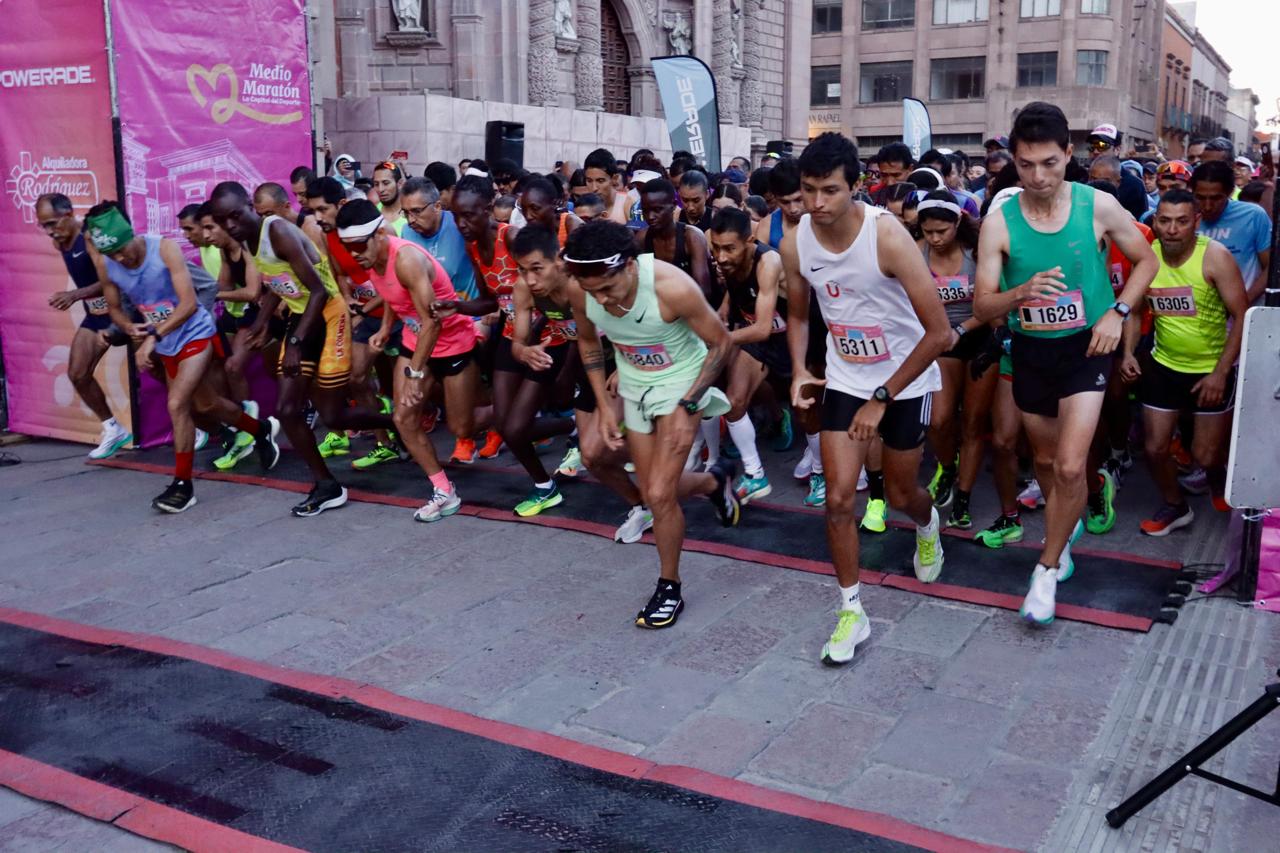 Más de 12 mil atletas recorren la ciudad, en el Medio Maratón de San Luis Capital